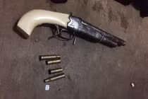 Cảnh sát truy bắt kẻ dùng súng tự chế bắn người tại sới gà