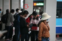 “Cái bang” lẽo đẽo theo hành khách xin tiền ở bến xe sau dịp nghỉ Giỗ Tổ