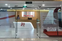 Khách hàng “tố” bị bảo hiểm Prudential coi thường, đối xử như “con nợ”