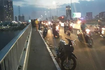Thấy em trai nhảy cầu tự tử, anh trai gào khóc tuyệt vọng