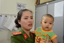 Bố bé trai 7 tháng bị bỏ rơi không hiểu vì sao vợ làm vậy?