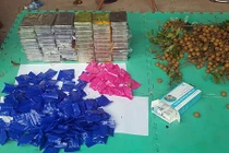 Ngụy trang 59 bánh heroin trong thùng nhãn trên xe khách