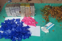 Ngụy trang 59 bánh heroin trong thùng nhãn trên xe khách