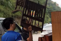 Nhà đổ xuống sông Đà: Người dân "nháo nhác" di dời tài sản