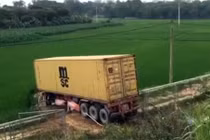 Va chạm xe biển xanh, "hung thần" container bay xuống ruộng