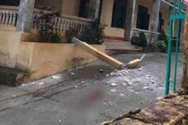 Nhóm học sinh Hòa Bình bị cột bê tông đổ, đè lên người khi chơi ở sân trường