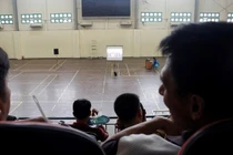 Phụ huynh được mời ngồi phòng điều hòa mát lạnh chờ con thi