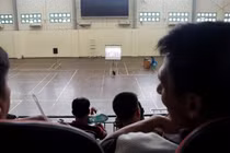 Phụ huynh được mời ngồi phòng điều hòa mát lạnh chờ con thi