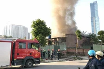 Hà Nội: Lửa cháy ngùn ngụt khu nhà tôn, có thương vong