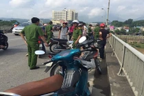 Bàng hoàng chứng kiến nam thanh niên lao đầu xuống sông tự tử