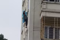 Cảnh sát giải cứu cô gái đu mình trên cửa sổ chung cư