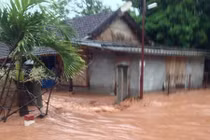 Ảnh cận cảnh mưa lớn gây lũ quét kinh hoàng ở Hòa Bình