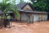 Ảnh cận cảnh mưa lớn gây lũ quét kinh hoàng ở Hòa Bình