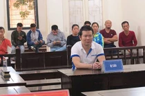 Thanh niên chém mẹ và em gái khóc nức nở ở tòa