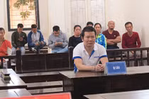 Thanh niên chém mẹ và em gái khóc nức nở ở tòa