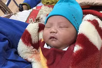 Bé trai “đẻ rơi” trên xe taxi đúng khoảnh khắc giao thừa