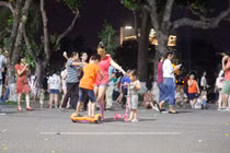 Người Hà Nội thoải mái lăn lê, vui chơi trên phố đi bộ