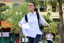 Ảnh: Thí sinh cười rạng rỡ sau thi vào lớp 10 môn Ngữ văn