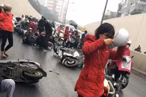 Hàng loạt xe máy ngã trong hầm Kim Liên, giao thông hỗn loạn