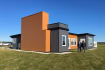 "Đột nhập" ngôi nhà tuyệt đẹp làm từ 600 nghìn chai nhựa tái chế