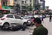 Ô tô "điên" gây tai nạn liên hoàn cuốn xe máy vào gầm