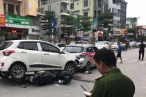 Ô tô "điên" gây tai nạn liên hoàn cuốn xe máy vào gầm