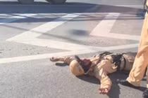 CSGT Hà Nội bị xe máy đâm trọng thương trên cầu Thanh Trì