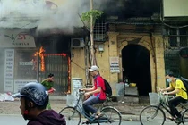 Ảnh: Nhà cháy ngùn ngụt giữa trưa, dân chạy tán loạn ở Hà Nội