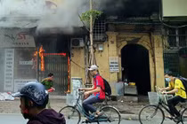 Ảnh: Nhà cháy ngùn ngụt giữa trưa, dân chạy tán loạn ở Hà Nội