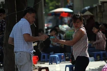 Hà Nội nắng như đổ lửa: Người “hốt” bạc triệu, người “méo mặt” vì ế