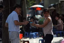 Hà Nội nắng như đổ lửa: Người “hốt” bạc triệu, người “méo mặt” vì ế