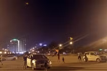 Thần chết rình rập người dân thả diều trước SVĐ Mỹ Đình