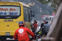 Náo loạn người dân đuổi bắt xe khách về quê ăn Tết dương