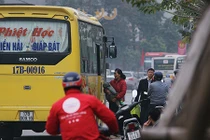 Náo loạn người dân đuổi bắt xe khách về quê ăn Tết dương