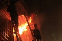 Mâu thuẫn tình cảm thanh niên ở Hà Nội đốt nhà, đâm 2 người trọng thương