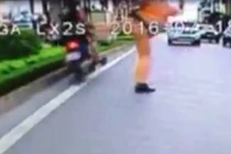 Đình chỉ CSGT chặn bắt, xe máy lao vào dải phân cách