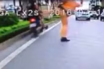 Đình chỉ CSGT chặn bắt, xe máy lao vào dải phân cách