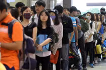 Dân xếp hàng đông nghịt mua vé xe rời Hà Nội về quê nghỉ lễ