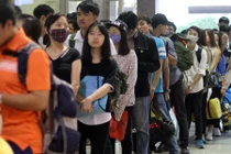 Dân xếp hàng đông nghịt mua vé xe rời Hà Nội về quê nghỉ lễ
