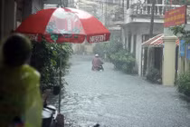 Ảnh: Đường phố Hà Nội biến thành sông do ảnh hưởng bão số 2
