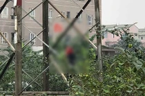 Kinh hoàng thi thể người đàn ông treo cổ, hai tay bị trói chặt trên cột điện