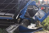 Tàu hỏa tông bẹp dí xe tải, tài xế may mắn thoát chết