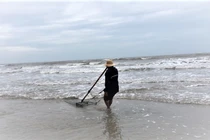 Người đàn ông xách bao tải kiếm tiền triệu mỗi ngày khiến ai cũng kinh ngạc