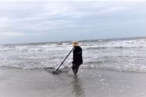 Người đàn ông xách bao tải kiếm tiền triệu mỗi ngày khiến ai cũng kinh ngạc