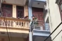 Công an giải cứu người phụ nữ tưới xăng dọa thiêu