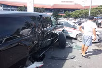 Hà Nội: Cadillac tiền tỷ rụng bánh sau va chạm với taxi