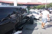 Hà Nội: Cadillac tiền tỷ rụng bánh sau va chạm với taxi