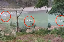 Ô tô bán tải bị nước suối cuốn trôi, hai người thoát chết