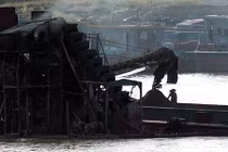 Bất chấp ý kiến Chủ tịch Hà Nội, “cát tặc” ngang nhiên đục khoét sông Hồng