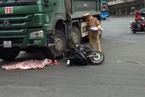 Xe máy va chạm ô tô tải, cháu bé 2 tuổi tử vong thương tâm